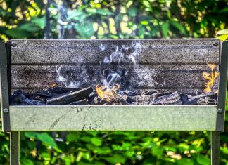 Mann stirbt in Campingbus Brennender Kohlegrill