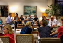 Bulgarische Couchgespräche Viele Menschen waren an diesem Abend zu Besuch im Konsulat von Bulgarien. Foto: Hannah Lesch