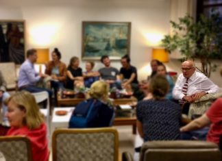 Bulgarische Couchgespräche Viele Menschen waren an diesem Abend zu Besuch im Konsulat von Bulgarien. Foto: Hannah Lesch