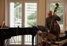 Focaccia, Jazz und italienisches Flair Jonathan Robinson, Kontrabassist vom Jazz-Trio Andrea Marcelli.