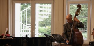 Jonathan Robinson, Kontrabassist vom Jazz-Trio Andrea Marcelli.