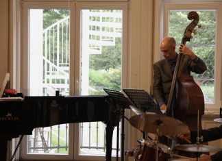 Focaccia, Jazz und italienisches Flair Jonathan Robinson, Kontrabassist vom Jazz-Trio Andrea Marcelli.