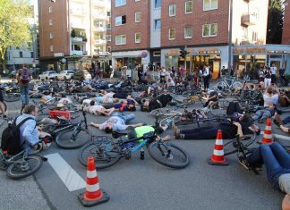 Radfahrer gedenken Unfallopfer Fahrradfahrer halten Mahnwache in Eimsbüttel ab