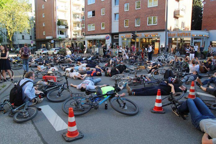 Fahrradfahrer halten Mahnwache in Eimsbüttel ab