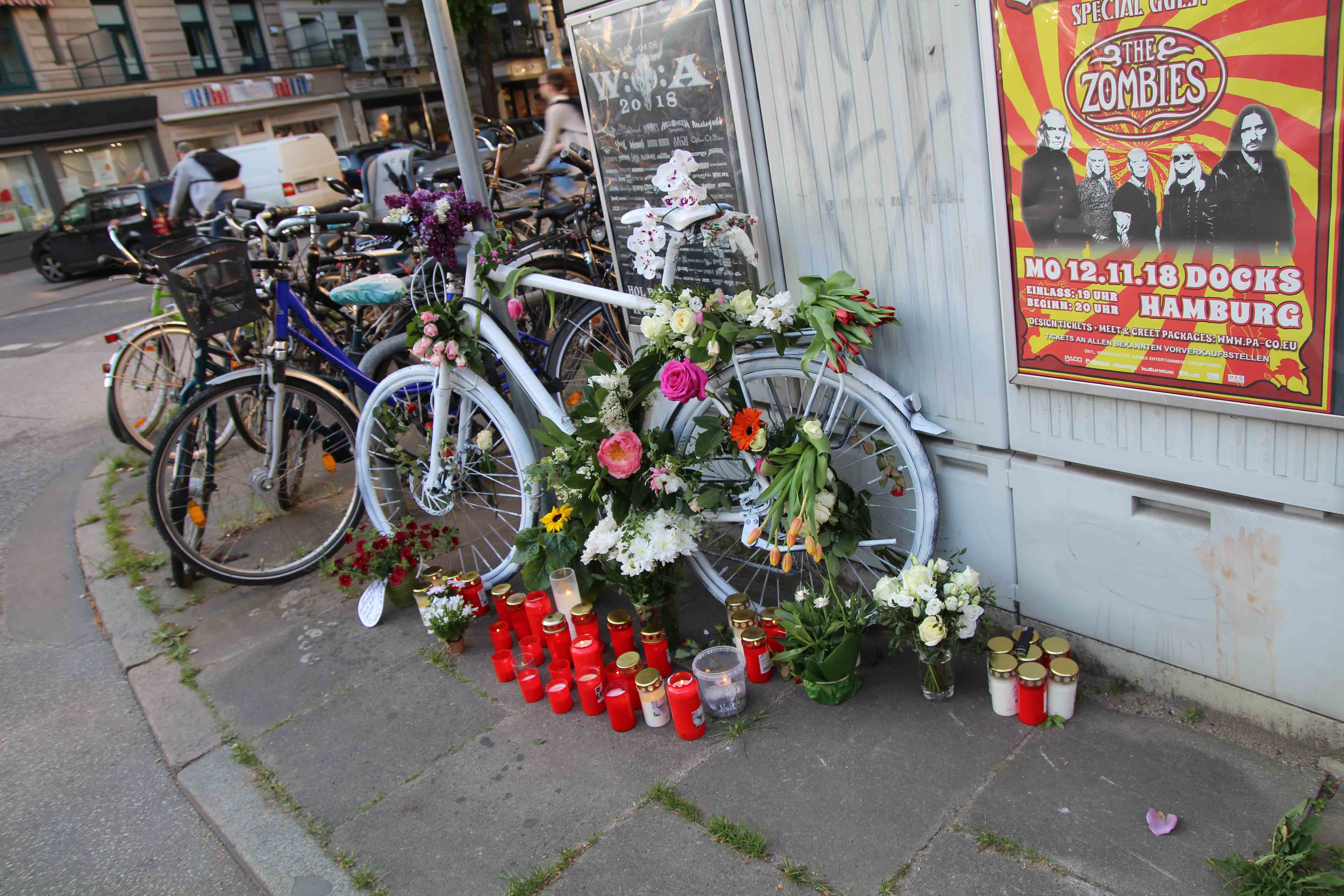 Fahrradfahrer gedenken verunglückter Radfahrerin