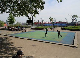 Still loving Park Fiction – Protest nach Mopo-Artikel Bild des Park Fiction. Die Sonne scheint, auf dem Basketballplatz wird gespielt, während eine Gruppe von Menschen vom Rand aus zuschaut.