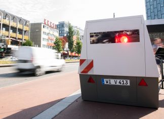 So sehen die neuen Blitzer aus Blitzer-Anhänger auf einer Straße in Hamburg