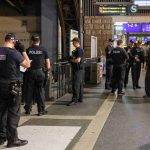 Waffenkontrollen auf St. Pauli und am Hauptbahnhof Waffenkontrollen der Polizei Hamburg.