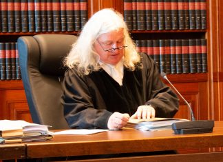 Böhmermanns Gedicht bleibt teilweise verboten Richter Andreas Buske