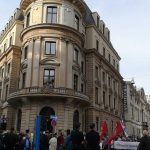 Protest bei der Eröffnung der Gestapo-Gedenkstätte Kundgebung vor Gebäude