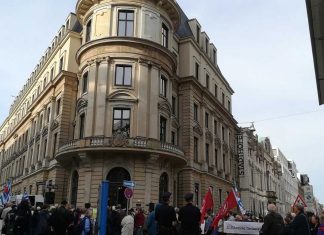 Protest bei der Eröffnung der Gestapo-Gedenkstätte Kundgebung vor Gebäude