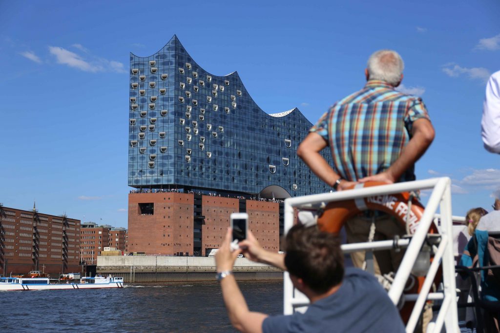 Touristen fotografieren die Elbphilharmonie. Foto: Lennart Albrecht
