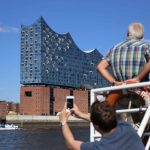 Touristen fotografieren die Elbphilharmonie. Foto: Lennart Albrecht