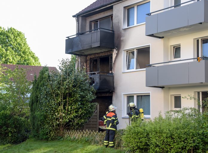 Bei einem Wohnungsbrand in Jenfeld wurden 14 Menschen verletzt. Ein Mann ist im Krankenhaus gestorben. Foto: Axel Heimken/dpa