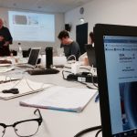 HAW-Rechercheprojekt greift Arbeitsmediziner an Seminar mit Tischen und Unterlagen darauf zur Arbeitsmedizin.