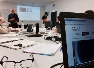 HAW-Rechercheprojekt greift Arbeitsmediziner an Seminar mit Tischen und Unterlagen darauf zur Arbeitsmedizin.