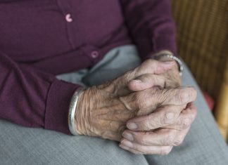 Verbesserung in Hamburger Pflegeeinrichtungen geplant Pflege in Hamburg soll verbessert werden