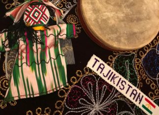 Nach Tadschikistan für eine Nacht Bunte Puppen werden am Eingangsbereich ausgestellt.