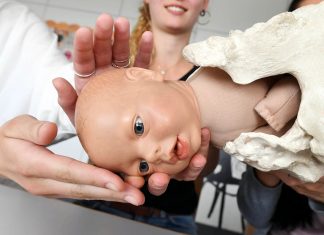 Bachelor of Hebamme Im Hebammen-Studium werden die Entbindungsgriffe geübt.