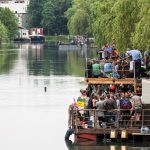 Karaoke, Kinderlieder und Death Metal auf den Elbinseln Bei 48h Wilhelmsburg gibt es auch Musik auf dem Kulturfloß Schaluppe. Foto: Jan Linnemann