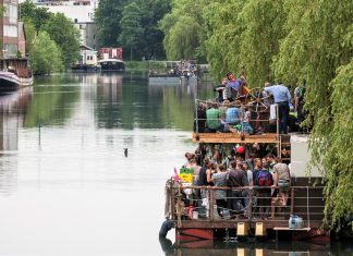 Karaoke, Kinderlieder und Death Metal auf den Elbinseln Bei 48h Wilhelmsburg gibt es auch Musik auf dem Kulturfloß Schaluppe. Foto: Jan Linnemann