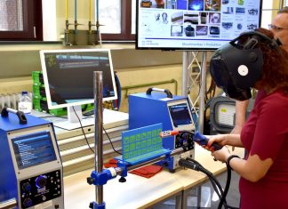 Die Zukunft des Maschinenbaus Olga Burkova, Vizepräsidentin der HAW beim virtuellen Schweißen.