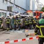 Rentner stürzt mit Auto aus Parkhaus Unfall an der Hamburger Meile: Aus zirka 15 Metern stürzte der 88-jährige Fahrer mit seinem Auto auf die Bostelreihe. Zur Bergung der Leiche mussten die Rettungskräfte das Fahrzug zunächst aufrichten.