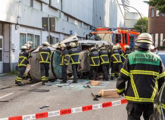 Rentner stürzt mit Auto aus Parkhaus Unfall an der Hamburger Meile: Aus zirka 15 Metern stürzte der 88-jährige Fahrer mit seinem Auto auf die Bostelreihe. Zur Bergung der Leiche mussten die Rettungskräfte das Fahrzug zunächst aufrichten.