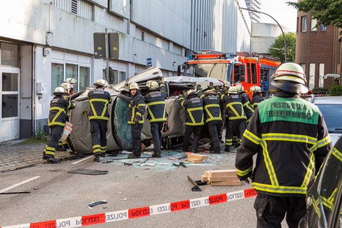 Unfall an der Hamburger Meile: Aus zirka 15 Metern stürzte der 88-jährige Fahrer mit seinem Auto auf die Bostelreihe. Zur Bergung der Leiche mussten die Rettungskräfte das Fahrzug zunächst aufrichten.