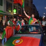 Portugiesische Flaggen auf der Motorhaube und an den Fenstern zeigen den Stolz der Fans. Foto: Shahrzad Rahbari