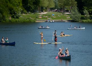 Klimaexperte: “Zu heiss, zu trocken, zu sonnig” Der Klimawandel in Hamburg. Wassersport war dieses Jahr bereits im Mai möglich. Foto: Axel Heimken/dpa