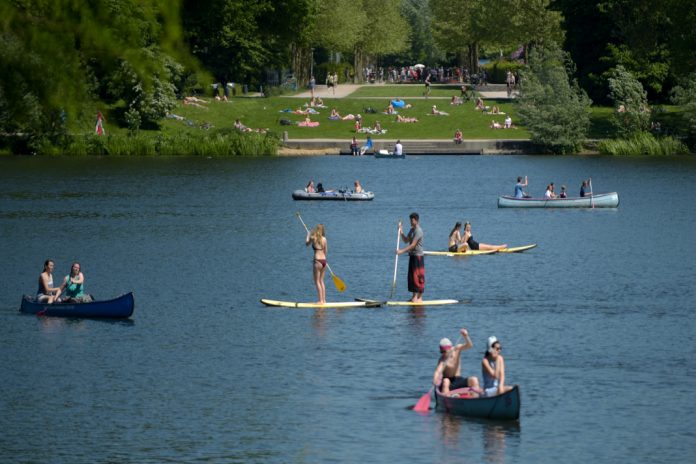 Der Klimawandel in Hamburg. Wassersport war dieses Jahr bereits im Mai möglich. Foto: Axel Heimken/dpa