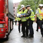 LKW-Kontrolle wegen Diesel-Fahrverbot Polizisten kontrollieren in der Plöner Straße einen Lastwagenfahrer auf die Einhaltung des Dieselfahrverbotes