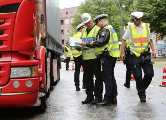 LKW-Kontrolle wegen Diesel-Fahrverbot Polizisten kontrollieren in der Plöner Straße einen Lastwagenfahrer auf die Einhaltung des Dieselfahrverbotes