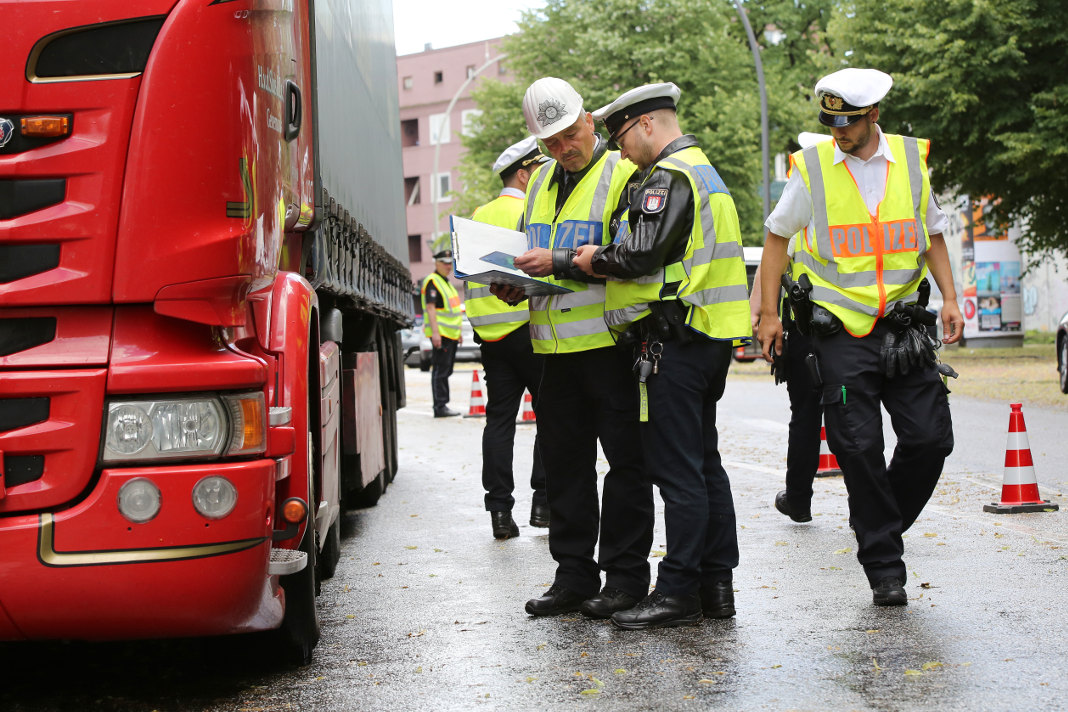 Polizisten kontrollieren in der Plöner Straße einen Lastwagenfahrer auf die Einhaltung des Dieselfahrverbotes