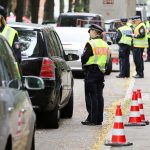 Dieselkontrollen: Jeder Vierte muss zahlen Dieselkontrollen von Polizisten in der Max-Brauer-Allee im Bezirk Altona. Foto: Bodo Marks/dpa