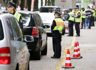 Dieselkontrollen: Jeder Vierte muss zahlen Dieselkontrollen von Polizisten in der Max-Brauer-Allee im Bezirk Altona. Foto: Bodo Marks/dpa