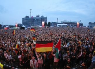 Sanitäter retten Fanfest Fanfest Heiligengeistfeld