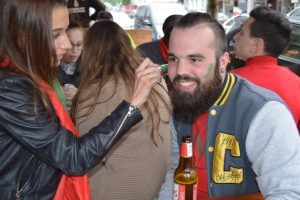 Die portugiesischen Fans bereiten sich auf das gemeinsame Public Viewing vor.