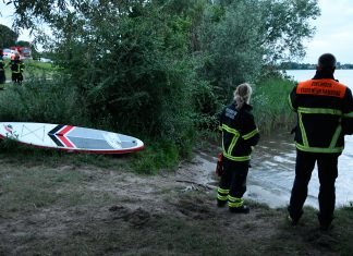 Vermisster Stand-Up-Paddler tot gefunden 11.06.2018, Hamburg: Einsatzkräfte der Feuerwehr blicken auf den Hohendeicher See, neben ihnen liegt ein Surfbrett. Die Polizei sucht im Hohendeicher See in Hamburg nach einem verunglückten Stand-Up Paddler. Wie ein Polizeisprecher sagte, wird ein 61 Jahre alter Stehpaddler seit Montagabend den 11.06.2016 vermisst. Dessen Freundin sei mit dem Hund des Paares spazieren gegangen, nachdem der Mann aufs Wasser gepaddelt war. Als sie zum See zurückkam, war der Mann nicht mehr auf dem Wasser zu sehen. Ein Großaufgebot von Polizei und Feuerwehr suchte rund zweieinhalb Stunden nach dem Mann, auch ein Hubschrauber war im Einsatz. Sein Surfbrett und ein Paddel wurden gefunden, wie der Sprecher sagte. «Von der Person fehlt noch jede Spur.»