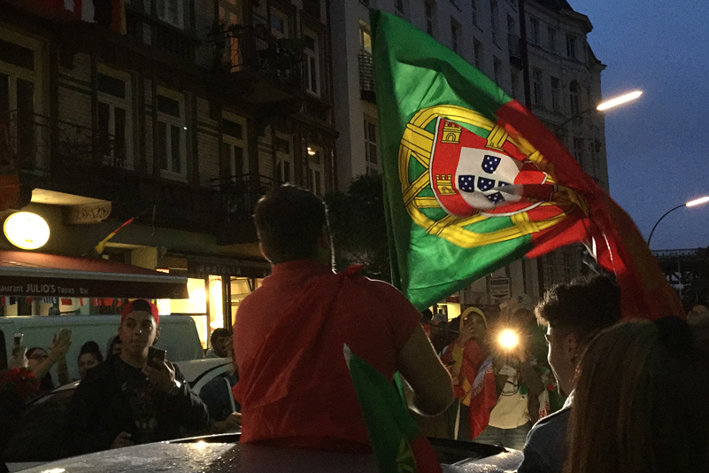 Portugiesische Flaggen so weit das Auge reicht.