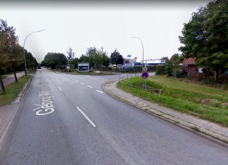 Gasexplosion in Wilhelmsburg An der Kreuzung Pollhornbogen/Georg-Wilhelm-Straße war die Straßendecke durch die Gasexplosion etwa einen halben Meter angehoben worden.