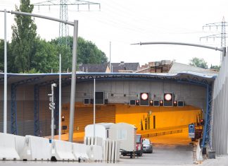 Mehr Ruhe für Hamburg-Schnelsen Blick auf die Zufahrt des Tunnels mit dem Lärmschutzdeckel über der A 7 in Hamburg-Schnelsen.