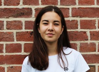 Fair Fashion für Millenials Lisa Hamid in einem weißen T-Shirt von Superelevant, Foto: Paula Loske-