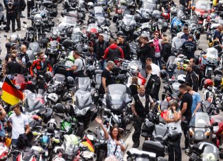 Unfall nach Motorradgottesdienst Biker versammeln sich nach Motorradgottesdienst am Hamburger Michel. Foto: Markus Scholz/dpa