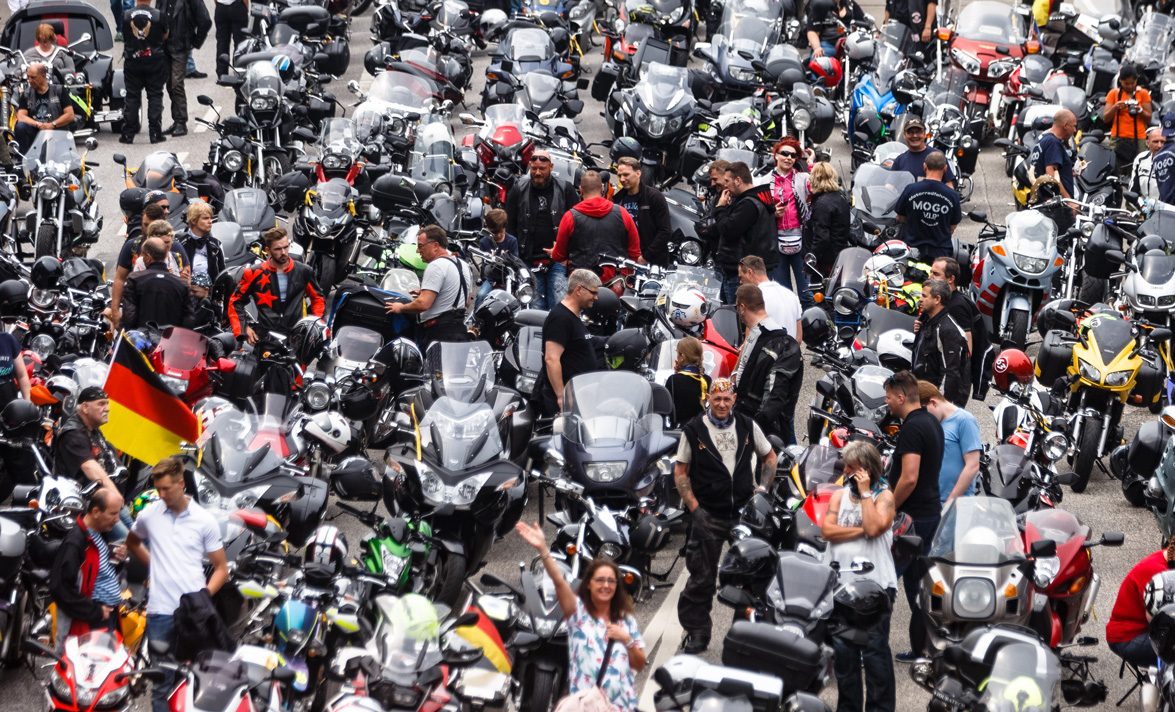 Biker versammeln sich nach Motorradgottesdienst am Hamburger Michel. Foto: Markus Scholz/dpa