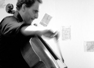Musizieren mit künstlicher Intelligenz Nicola Baroni beim Cello spielen.