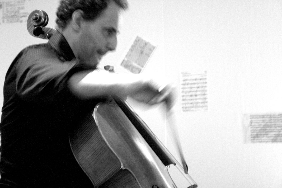 Nicola Baroni beim Cello spielen.