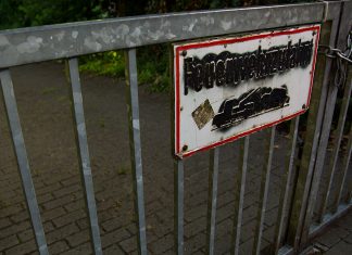 Brandgefährlich: Kein Platz für Retter Ein Feuerwehr-Zufahrt-Schild wurd mit schwarzer Sprühfarbe unkenntlich gemacht.