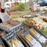 Sommermärchen für Spargelfreunde Spargel wird auf einem Wochenmarkt verkauft.
